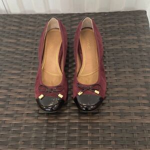 Vionic Mod Daphne pump in burgundy, suede and black patent leather with a bow ac